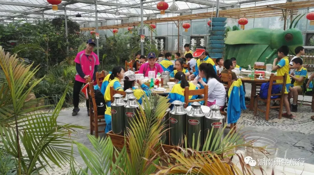 終于吃飯了，哎餐廳怎么長這樣